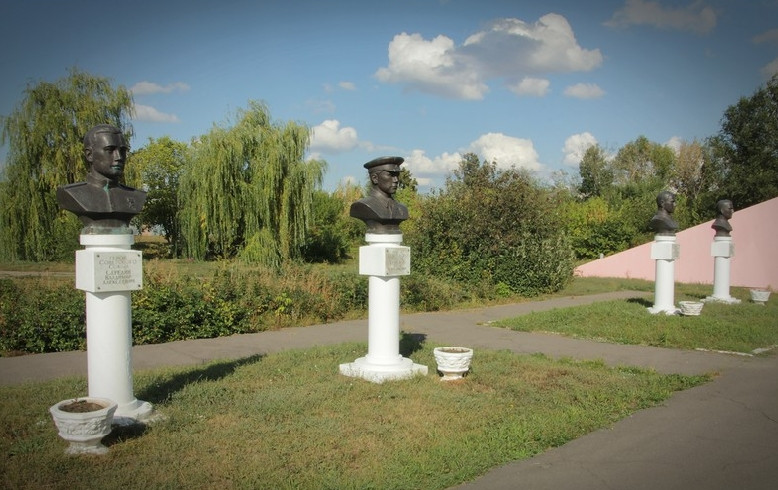 Бронзовый бюст слева В.А. Середина установлен на Аллее Героев в Борисоглебске